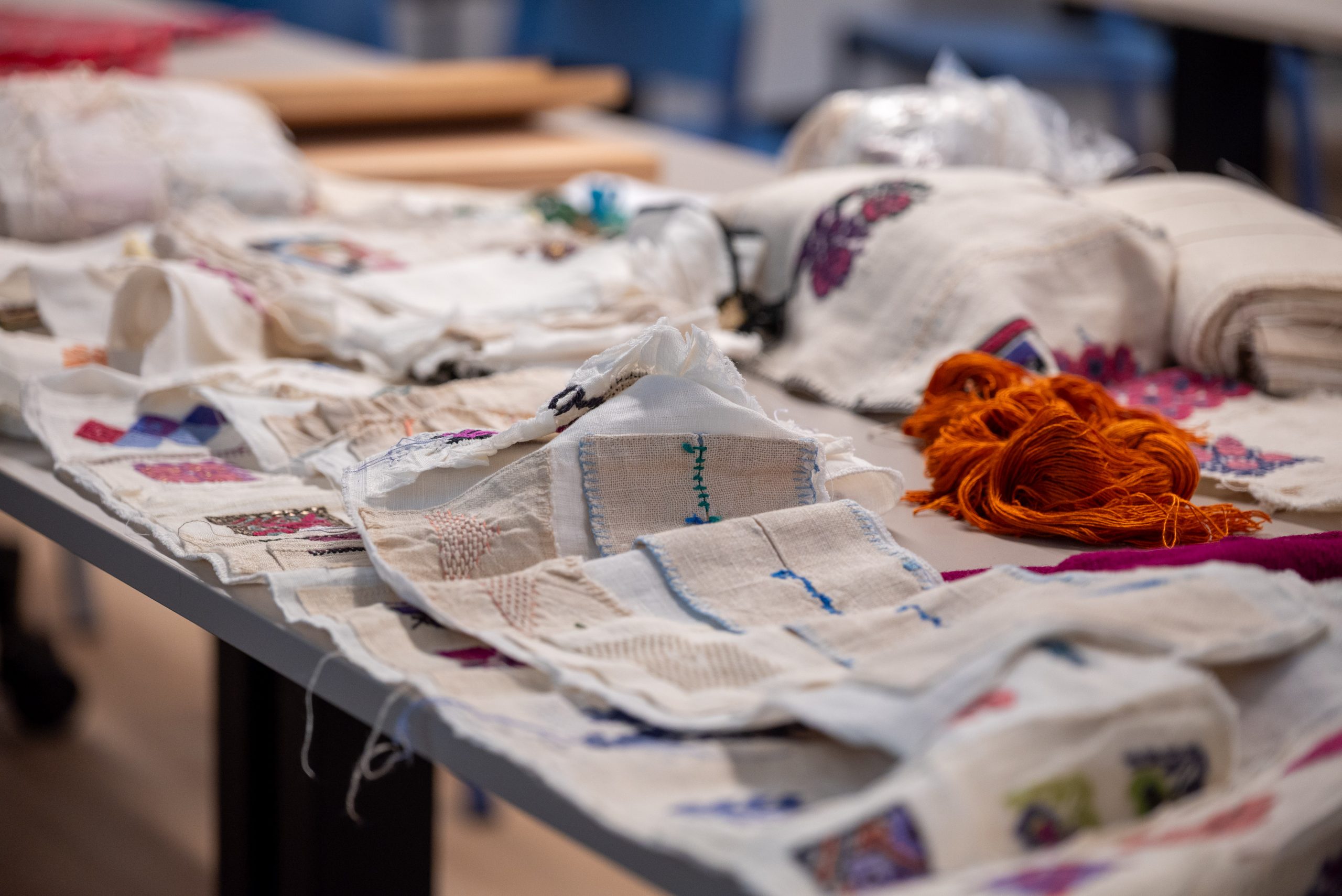 Milano, 10 settembre 2025, Campus Bovisa, Edificio B3

Tracks4Crafts esamina e trasforma la trasmissione dei saperi artigianali tradizionali TCK per migliorare la valutazione sociale ed economica dell'artigianato e allinearlo con un approccio al patrimonio orientato al futuro in Europa.

foto e © di Paride Aldegani/Lab Immagine Dipartimento di DESIGN, Politecnico di Milano – 02-2399.7818 - labimmagine-design@polimi.it